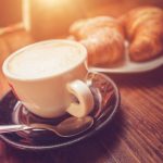 カプチーノとクロワッサン