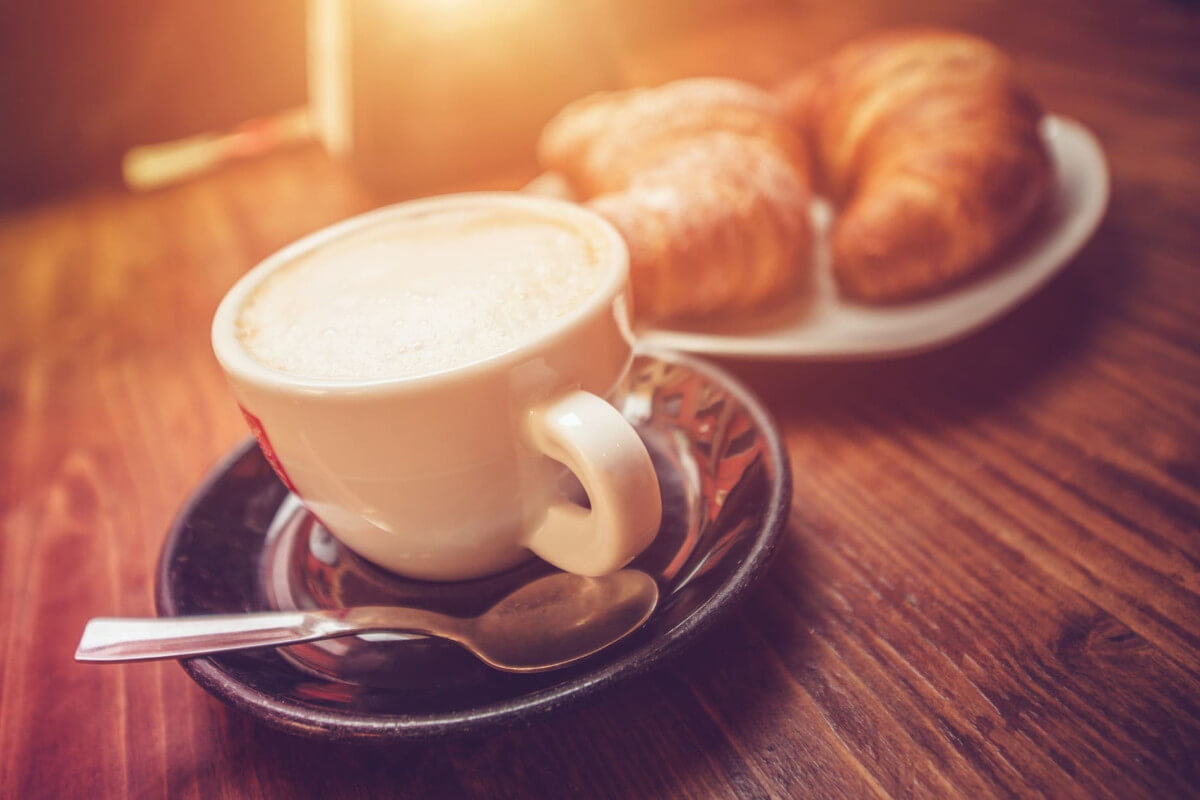 カプチーノとクロワッサン