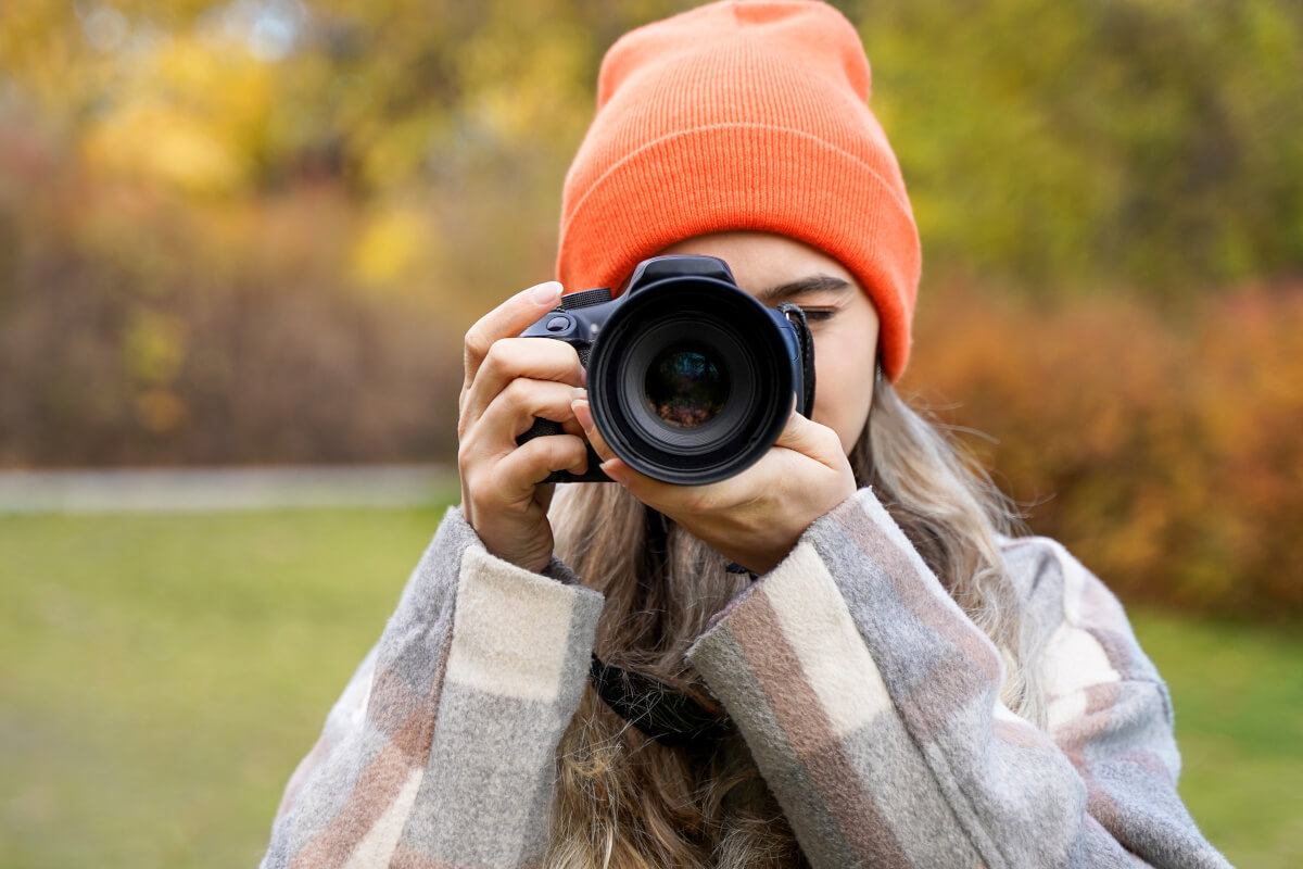 カメラを撮る女性
