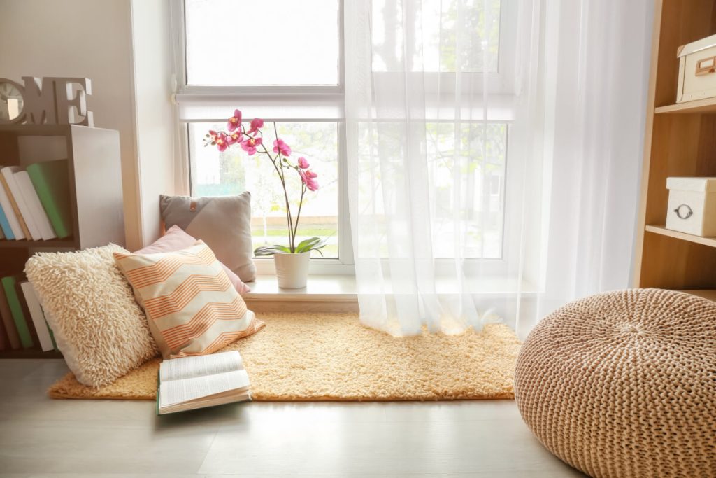 カーテンが揺れる部屋