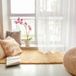 カーテンが揺れる部屋